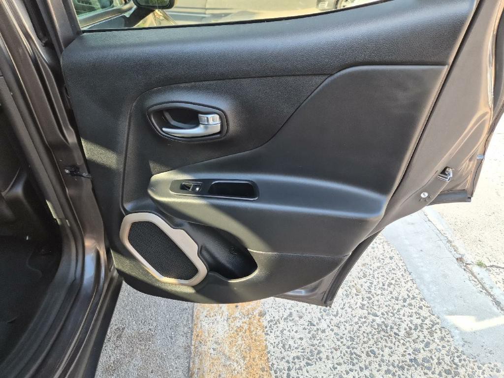 2016 Jeep Renegade Image 15