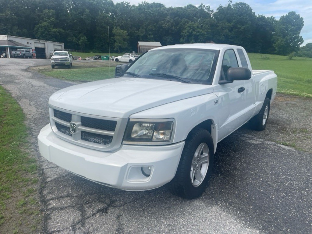 2011 Dodge Dakota Image 2