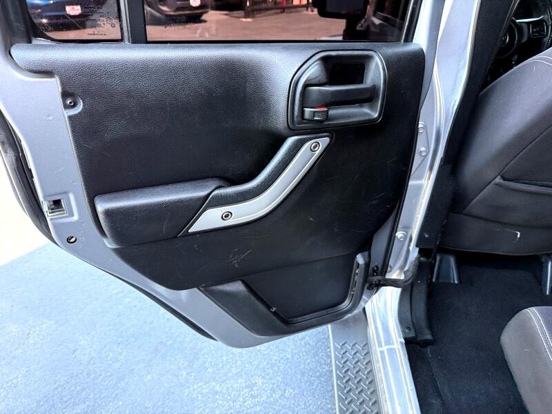 2013 Jeep Wrangler Image 24