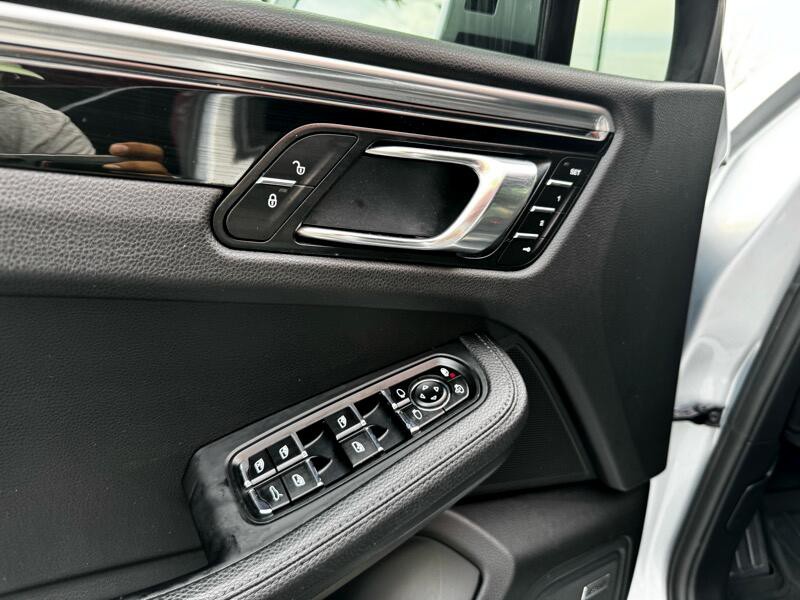 2018 Porsche Macan Image 14