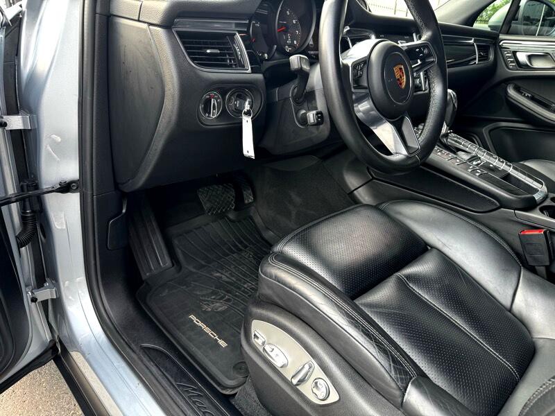 2018 Porsche Macan Image 16