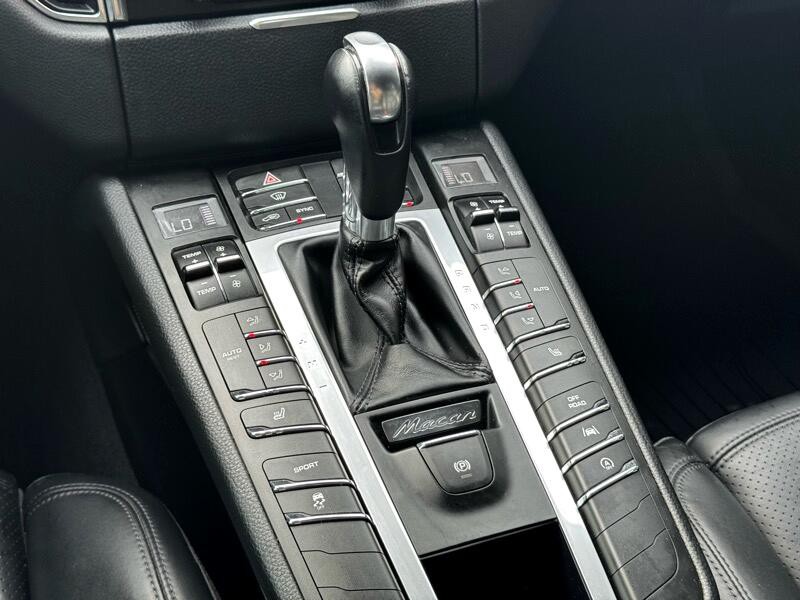 2018 Porsche Macan Image 21