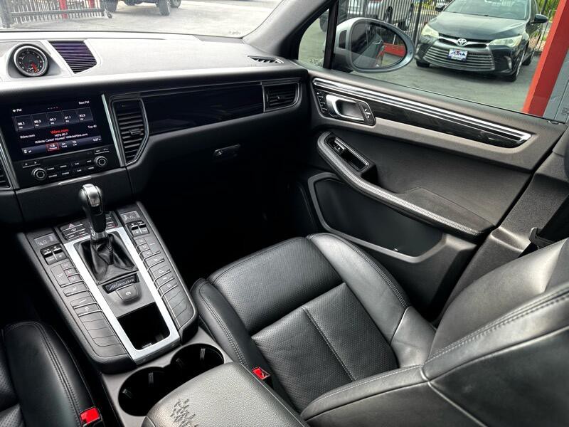 2018 Porsche Macan Image 23
