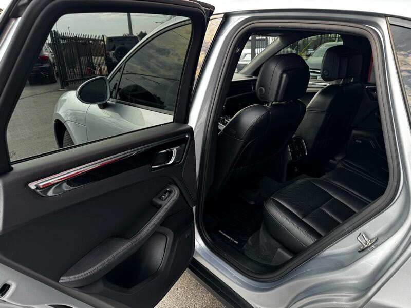 2018 Porsche Macan Image 24