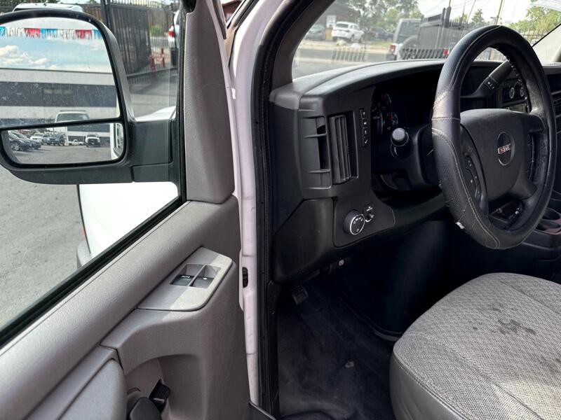 2015 GMC Savana Image 15