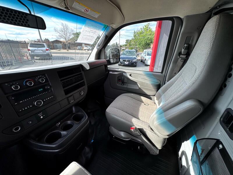 2015 GMC Savana Image 22