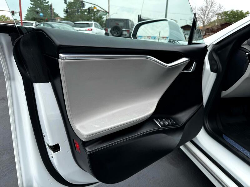 2016 Tesla Model S Image 17