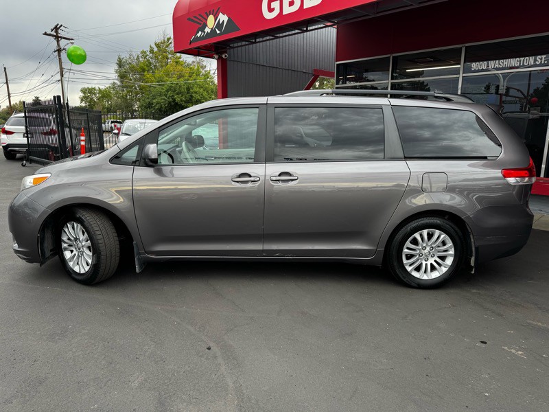 2011 Toyota Sienna Image 2