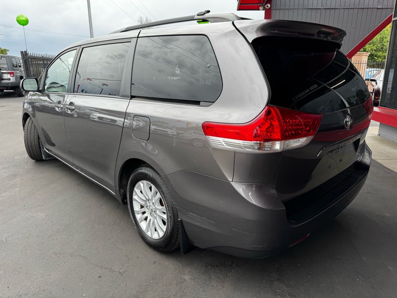 2011 Toyota Sienna Image 3