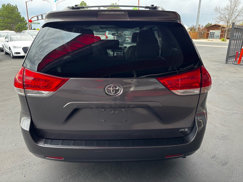 2011 Toyota Sienna Image 4