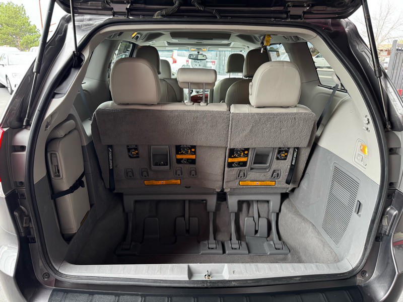 2011 Toyota Sienna Image 5