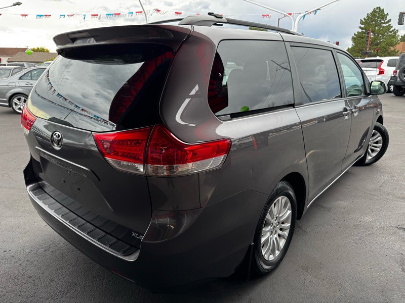2011 Toyota Sienna Image 7