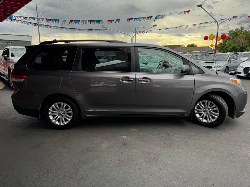 2011 Toyota Sienna Image 8