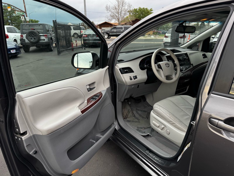 2011 Toyota Sienna Image 12