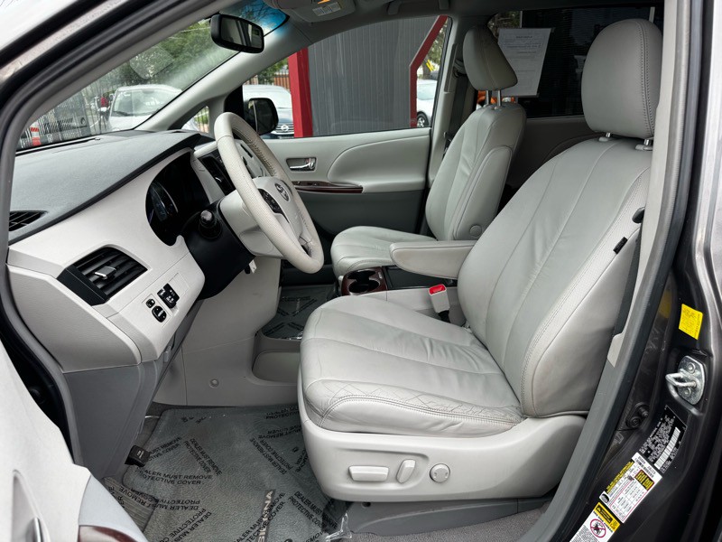 2011 Toyota Sienna Image 13