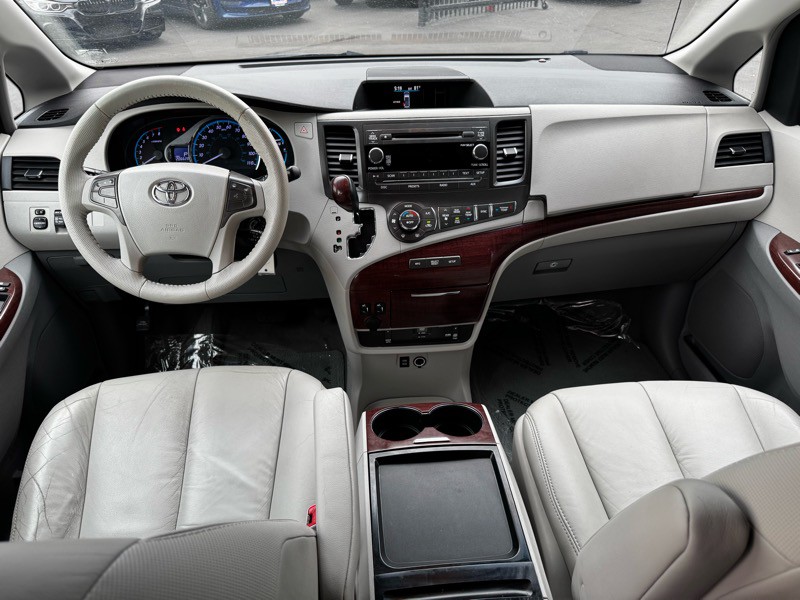2011 Toyota Sienna Image 14