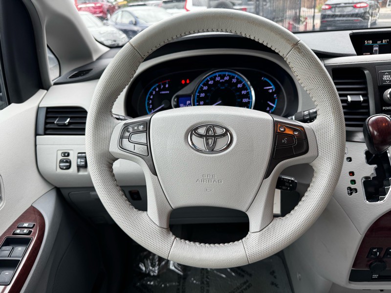 2011 Toyota Sienna Image 15
