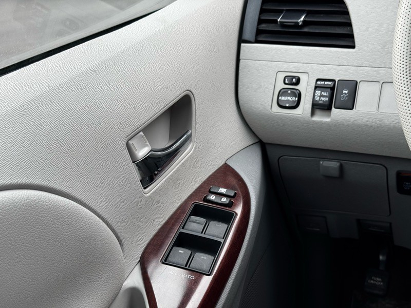 2011 Toyota Sienna Image 17