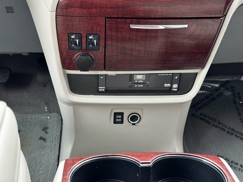 2011 Toyota Sienna Image 19