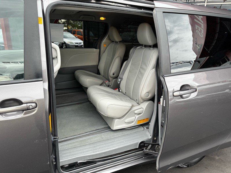 2011 Toyota Sienna Image 21