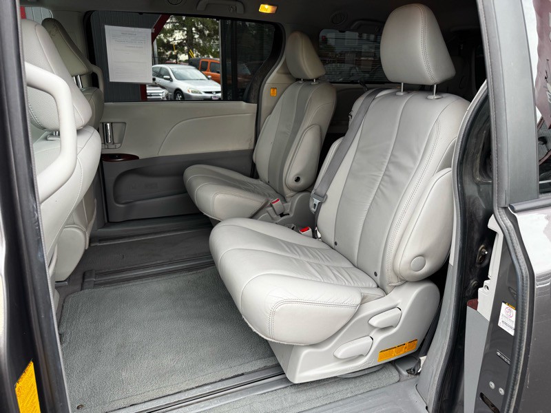 2011 Toyota Sienna Image 22
