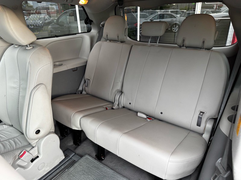 2011 Toyota Sienna Image 23