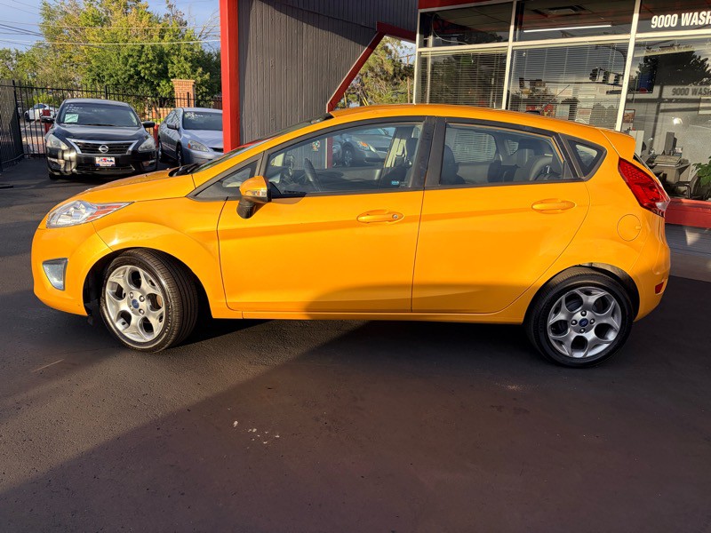 2012 Ford Fiesta Image 2
