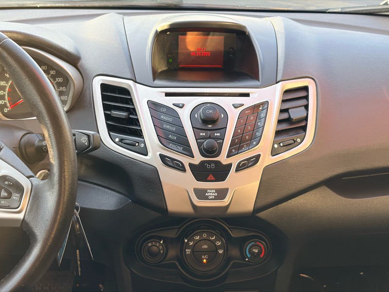 2012 Ford Fiesta Image 16