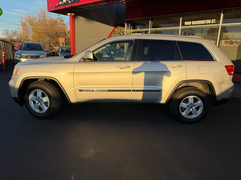 2011 Jeep Grand Cherokee Image 2