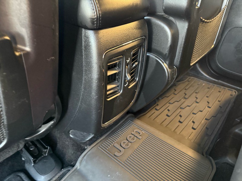 2011 Jeep Grand Cherokee Image 32