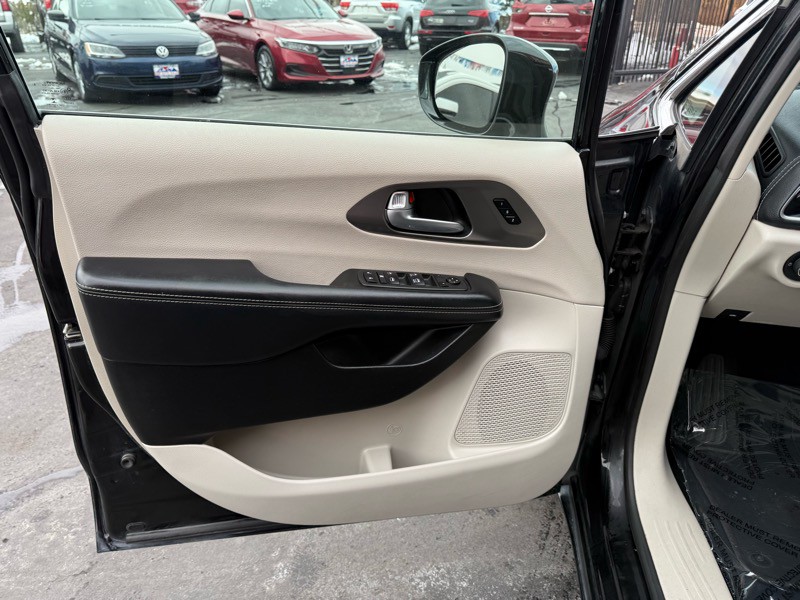 2021 Chrysler Pacifica Image 15