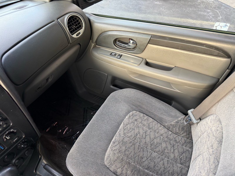 2004 GMC Envoy Image 16