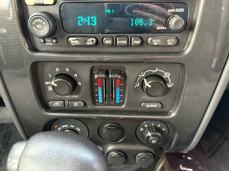 2004 GMC Envoy Image 18