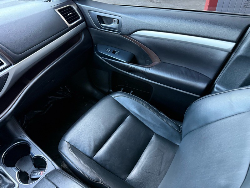 2015 Toyota Highlander Image 18