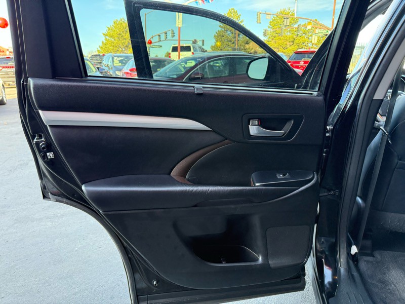 2015 Toyota Highlander Image 29