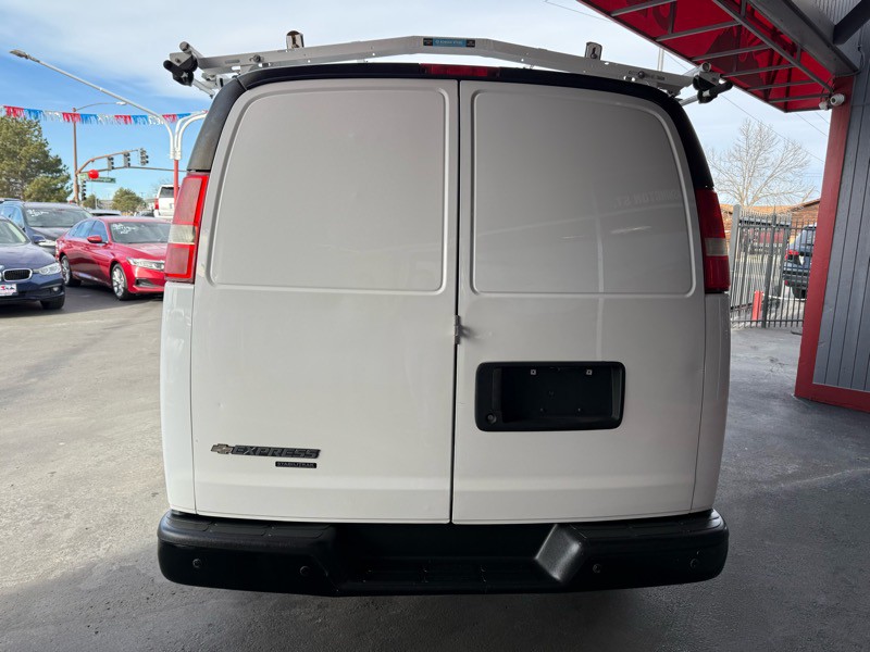 2015 Chevrolet Express Image 4