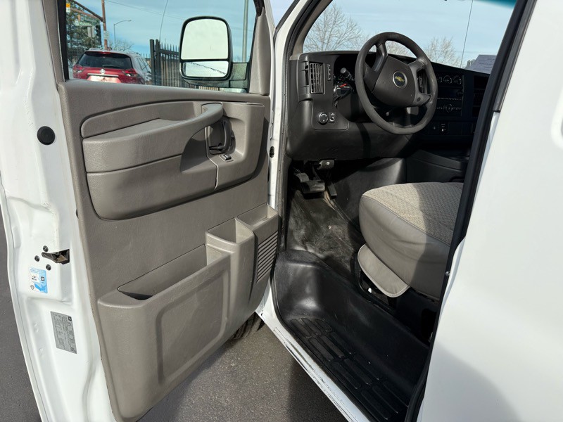 2015 Chevrolet Express Image 13