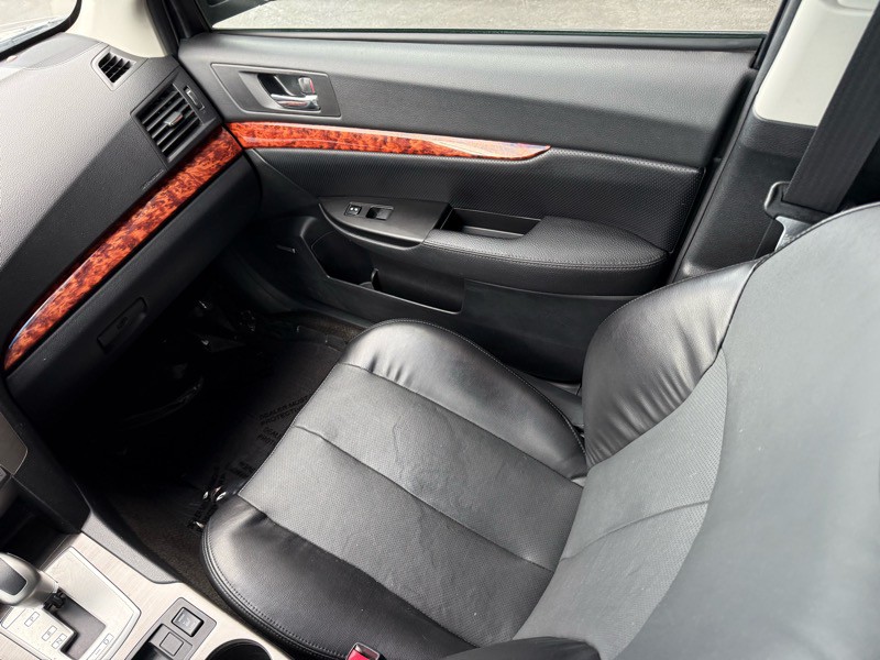 2011 Subaru Outback Image 17