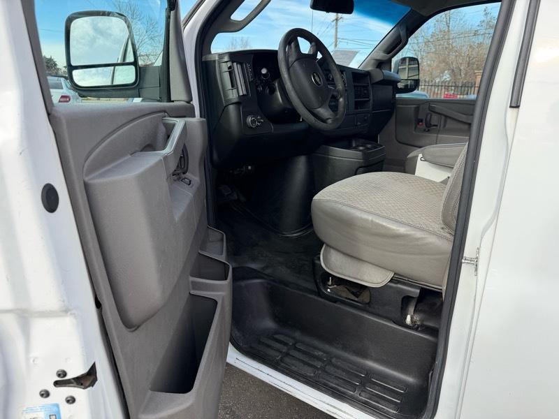 2016 Chevrolet Express Image 15