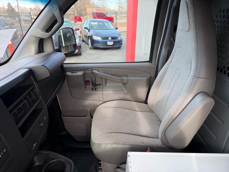 2016 Chevrolet Express Image 16