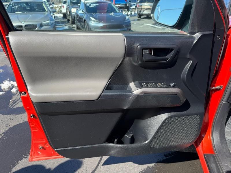 2016 Toyota Tacoma Image 11