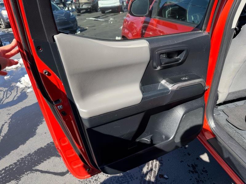 2016 Toyota Tacoma Image 21