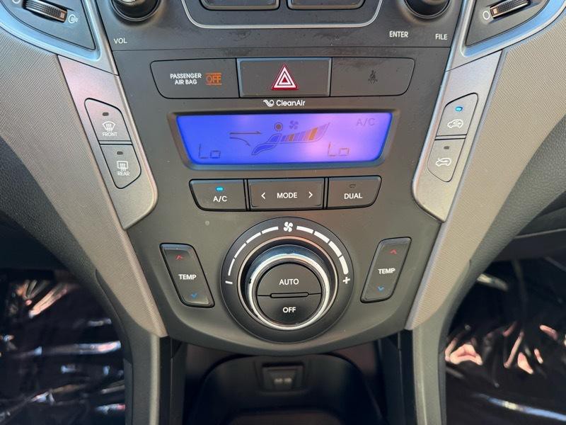 2015 Hyundai Santa Fe Image 17