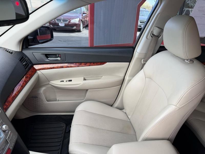 2011 Subaru Outback Image 14