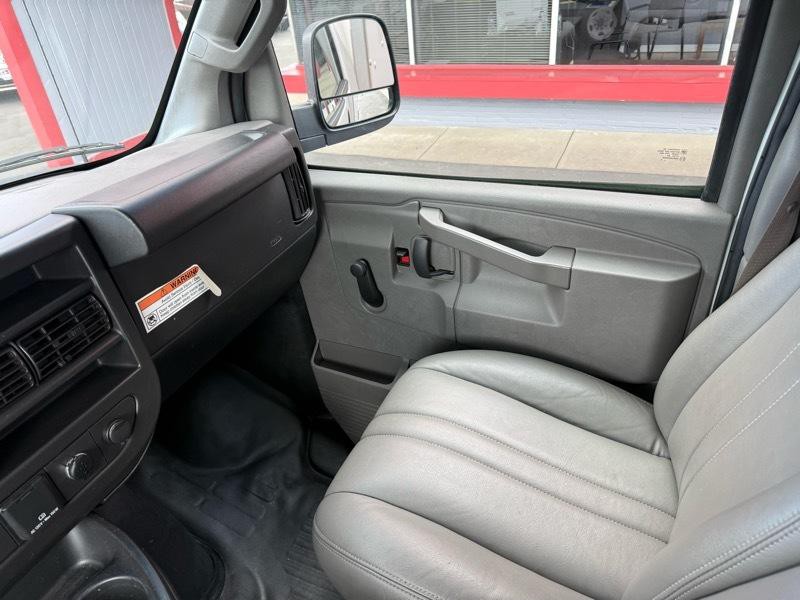 2019 GMC Savana Image 17