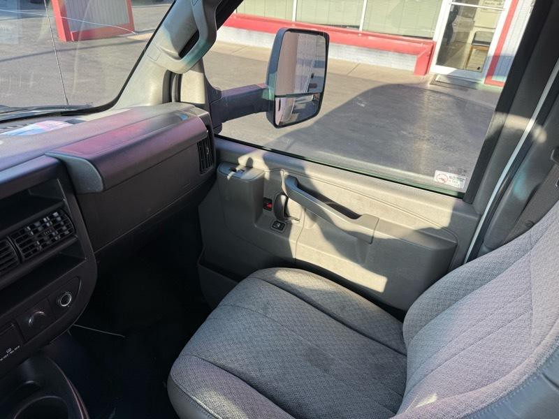 2017 Chevrolet Express Image 24