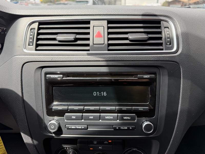 2012 Volkswagen Jetta Image 17