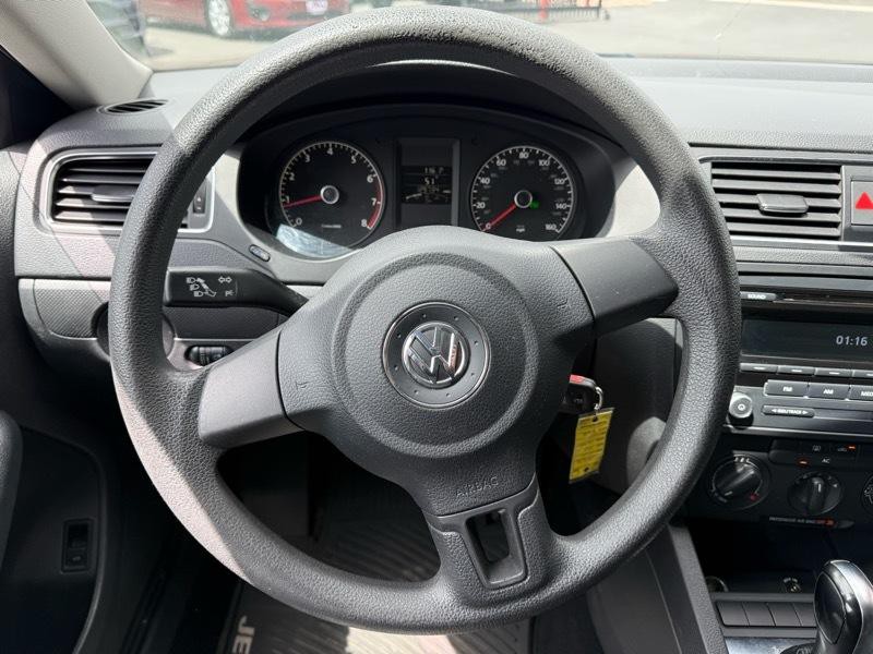 2012 Volkswagen Jetta Image 24