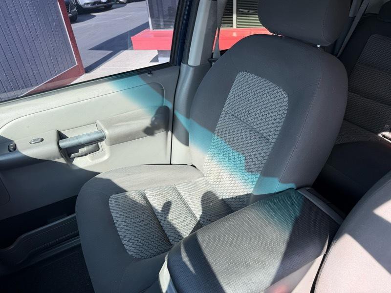 2004 Ford Explorer Image 15