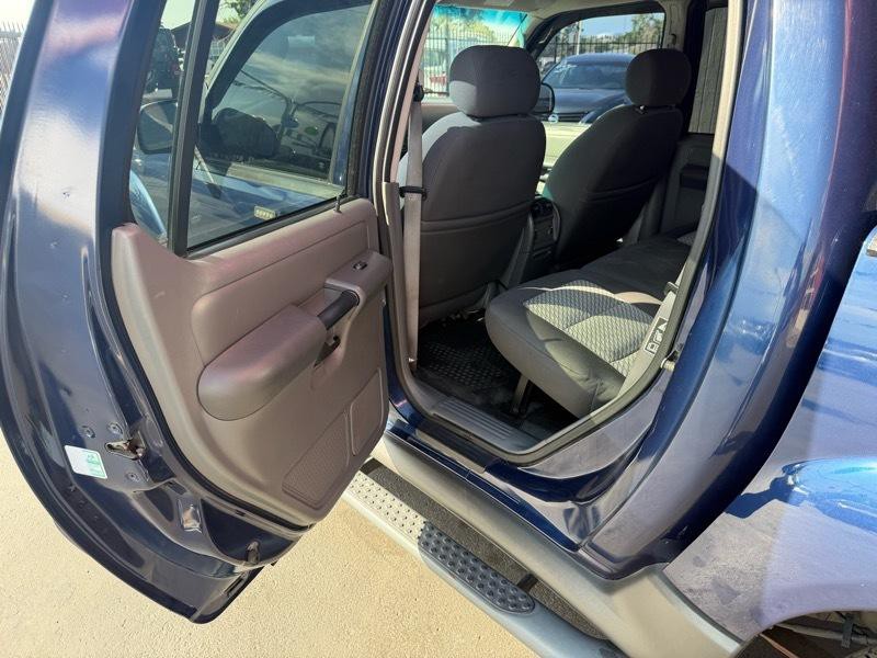 2004 Ford Explorer Image 21